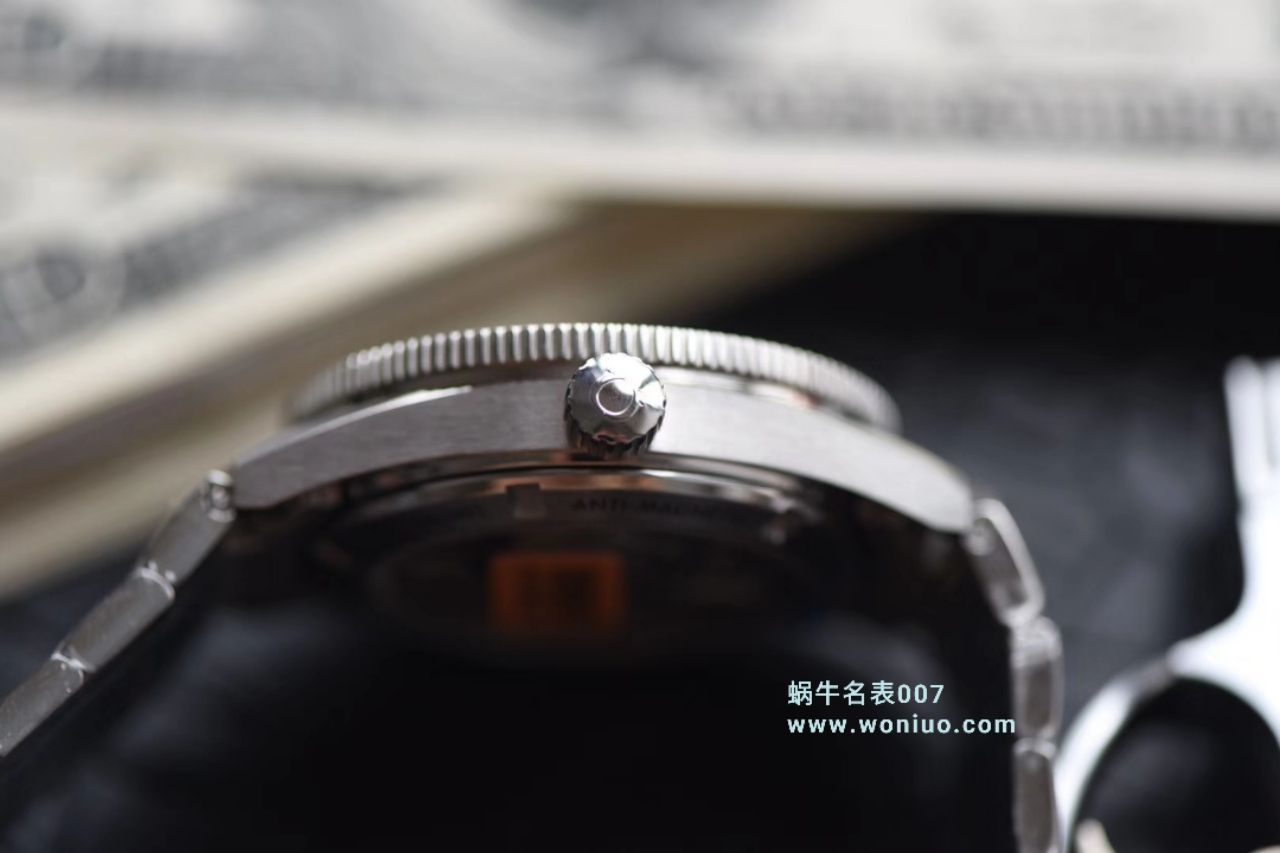   VS  欧米茄海马系列占士邦007特别版之幽灵党 233.32.41.21.01.001腕表 / M011