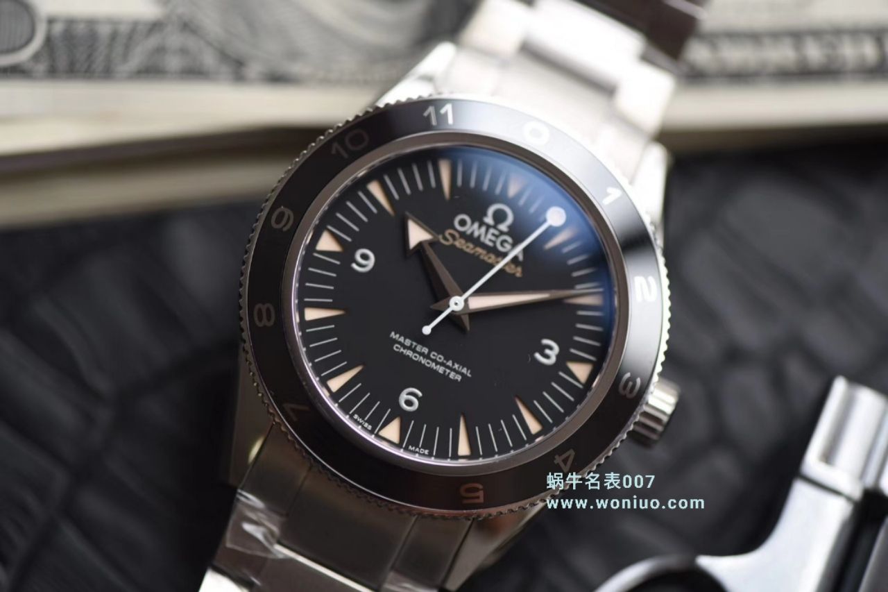   VS  欧米茄海马系列占士邦007特别版之幽灵党 233.32.41.21.01.001腕表 / M011