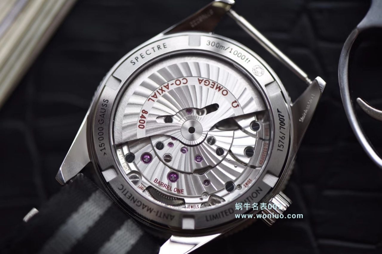   VS  欧米茄海马系列占士邦007特别版之幽灵党 233.32.41.21.01.001腕表 / M011