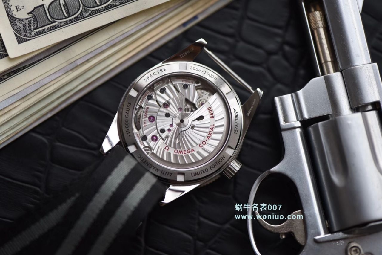   VS  欧米茄海马系列占士邦007特别版之幽灵党 233.32.41.21.01.001腕表 / M011