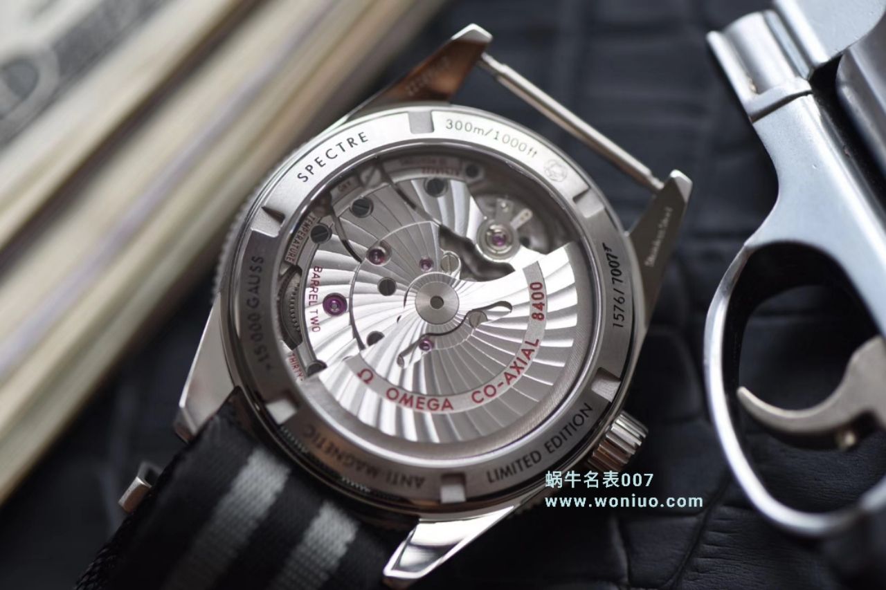   VS  欧米茄海马系列占士邦007特别版之幽灵党 233.32.41.21.01.001腕表 / M011