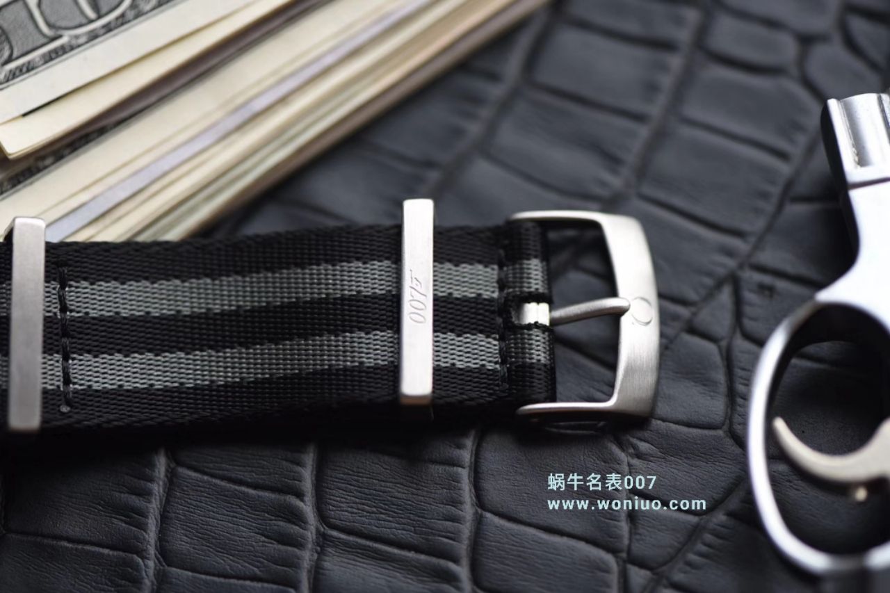   VS  欧米茄海马系列占士邦007特别版之幽灵党 233.32.41.21.01.001腕表 / M011