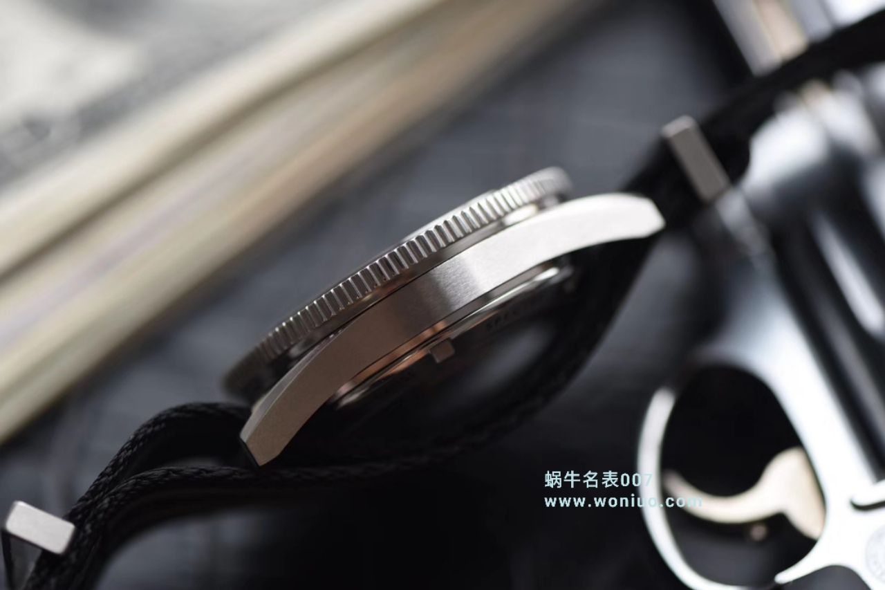   VS  欧米茄海马系列占士邦007特别版之幽灵党 233.32.41.21.01.001腕表 / M011