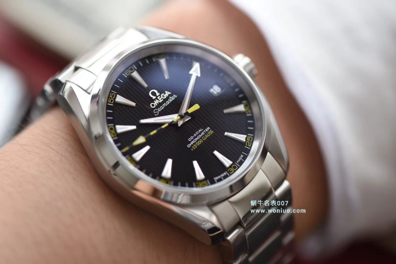   VS  欧米茄海马AQUA TERRA 150米系列231.10.42.21.01.002腕表(欧米茄大黄蜂) / M327