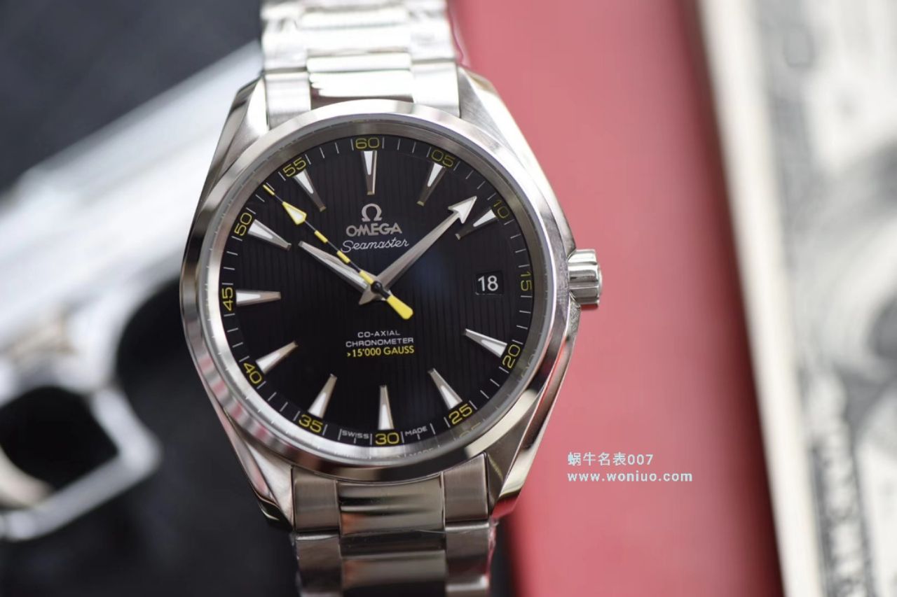   VS  欧米茄海马AQUA TERRA 150米系列231.10.42.21.01.002腕表(欧米茄大黄蜂) / M327