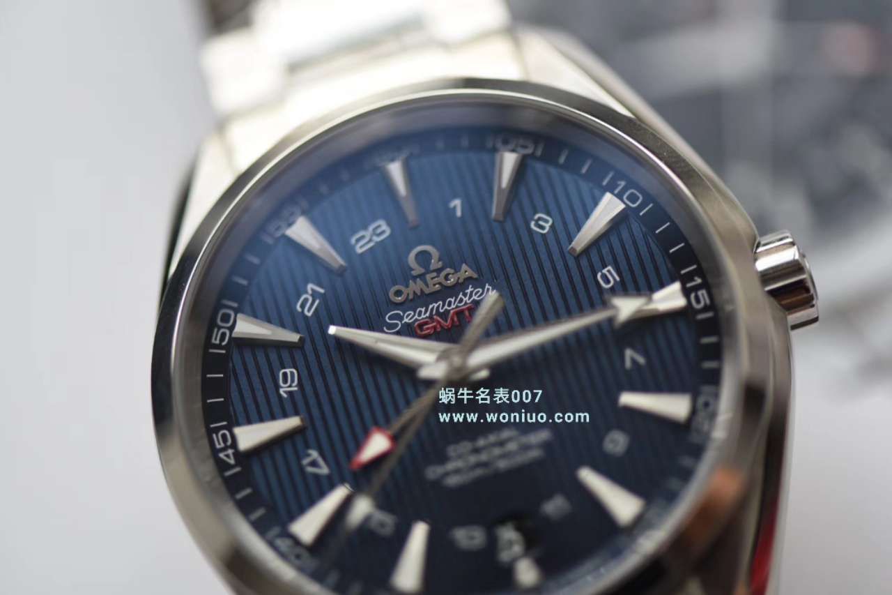   VS  欧米茄海马GMT 150米系列231.10.43.22.03.001腕表 / M332
