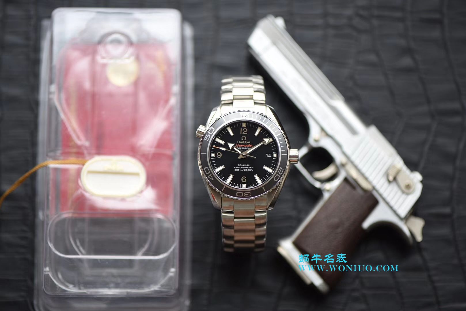   VS  欧米茄海马系列 海洋宇宙600米232.30.42.21.01.001腕表 / M335