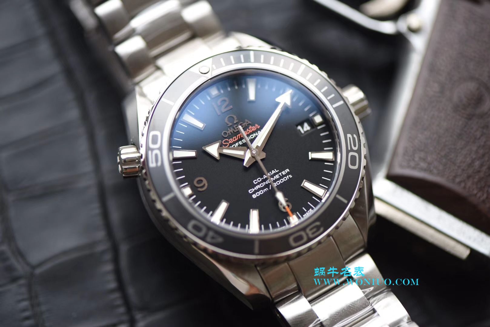   VS  欧米茄海马系列 海洋宇宙600米232.30.42.21.01.001腕表 / M335