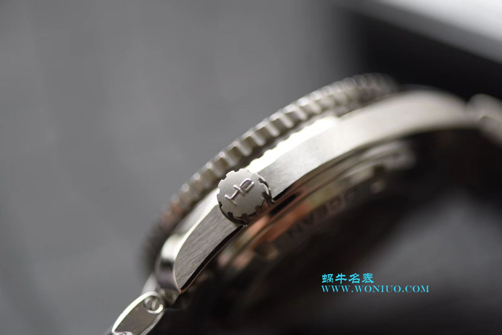   VS  欧米茄海马系列 海洋宇宙600米232.30.42.21.01.001腕表 / M335