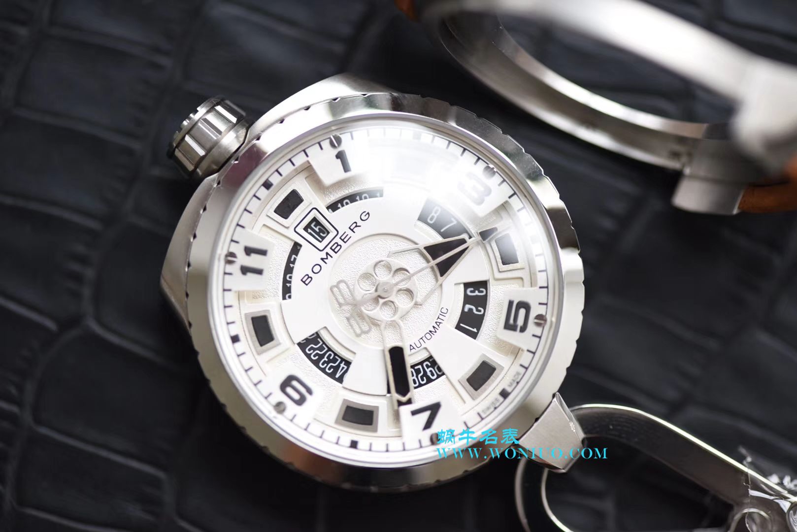 BB FACTORY 巧思之作  一表两用 奇思妙构  BBF出品BOMBERG BOLD系列腕表劲酷登场， / BB002
