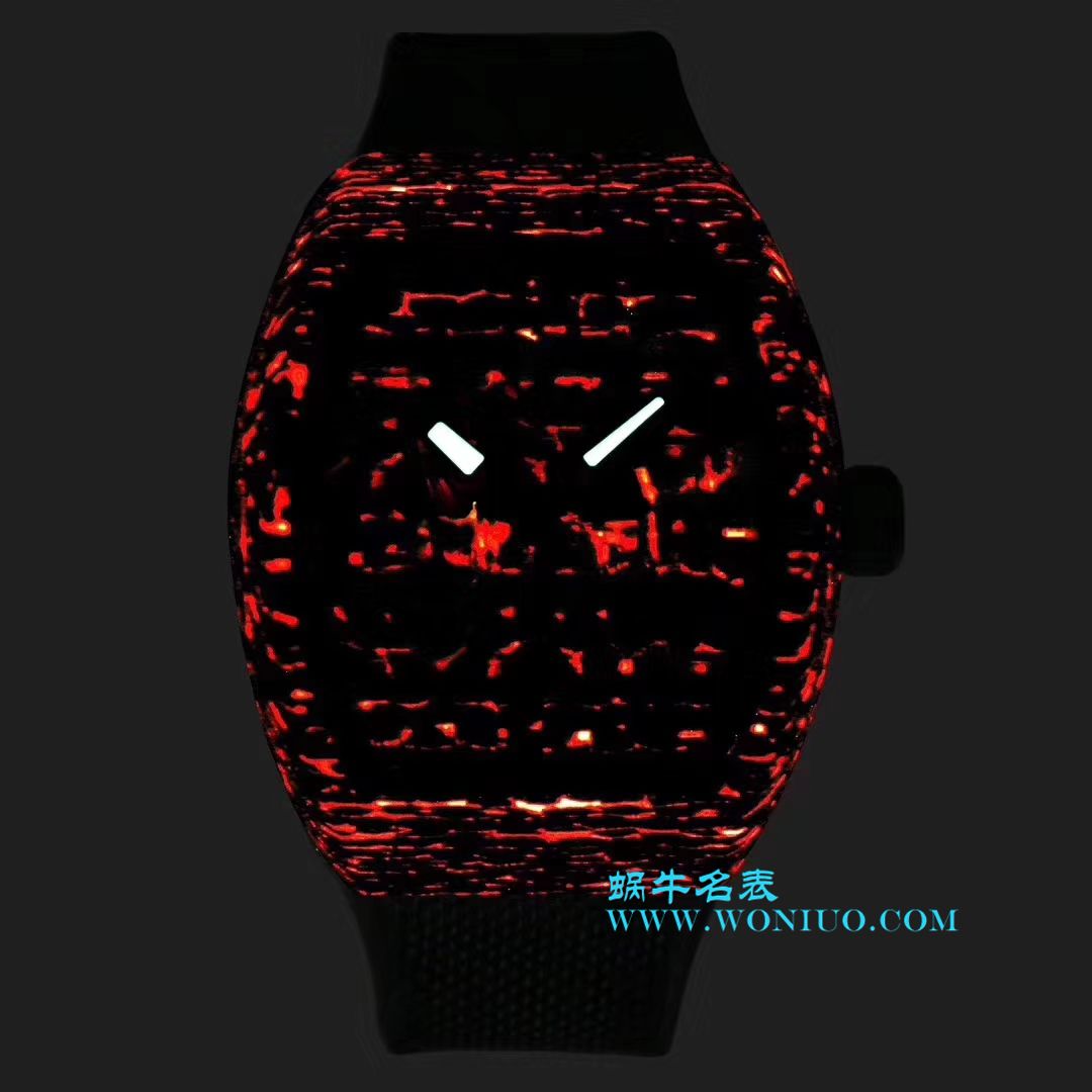 法穆兰FRANCK MULLER再创新作V45在夜幕低垂之时，Vanguard Carbon  fibre 展现充满未来感的外型，令人耳目一新 / FL026