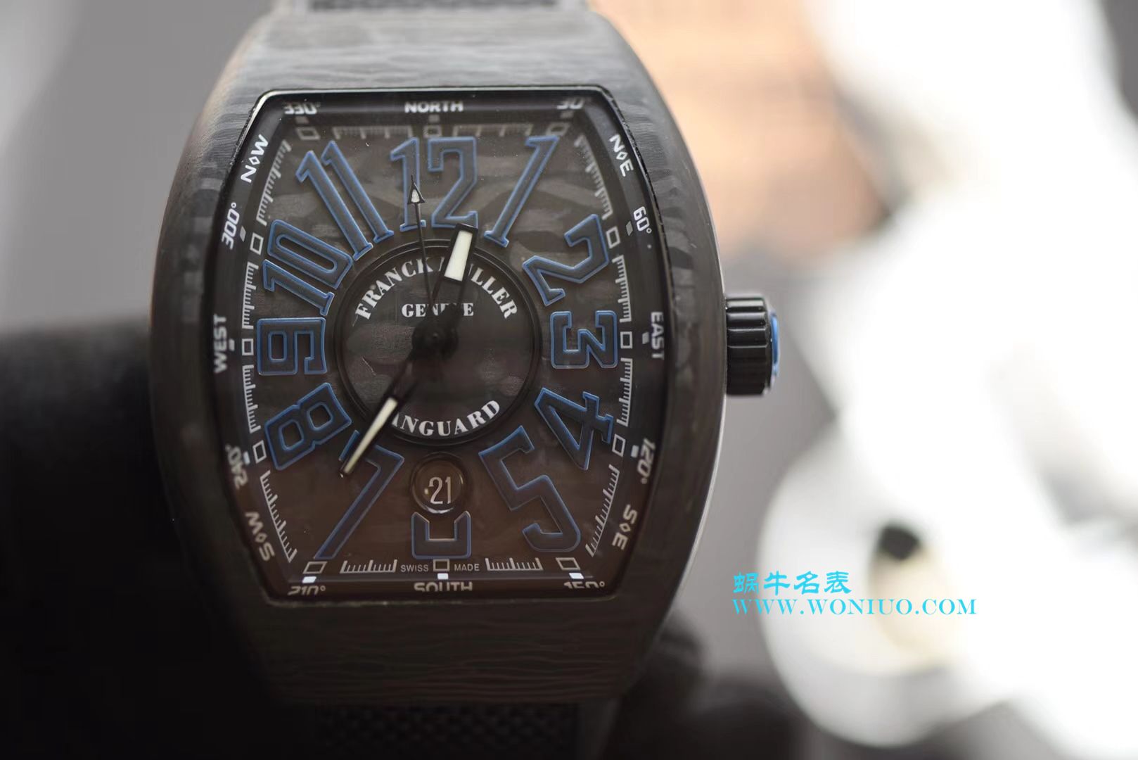 法穆兰FRANCK MULLER再创新作V45在夜幕低垂之时，Vanguard Carbon  fibre 展现充满未来感的外型，令人耳目一新 / FL026