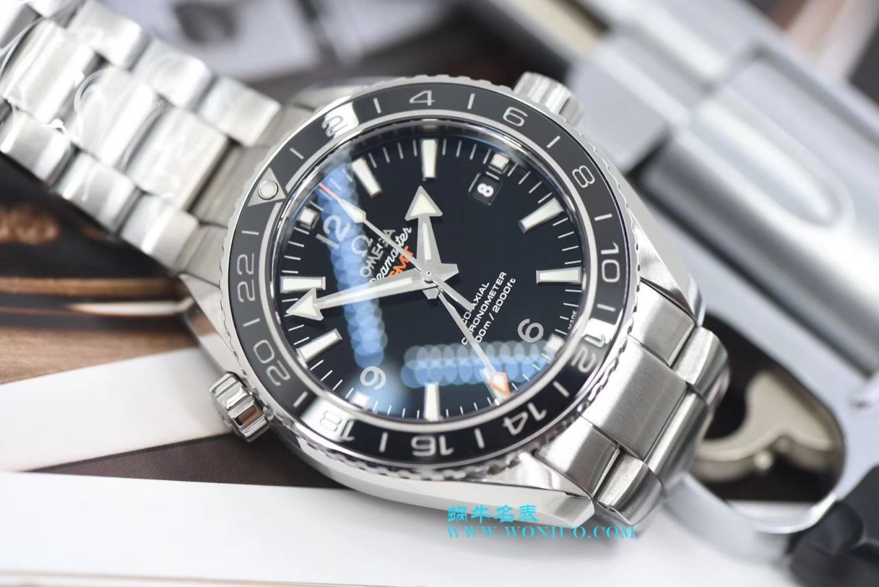   VS  欧米茄海马海洋宇宙600米系列GMT 232.30.44.22.01.001腕表 / M355