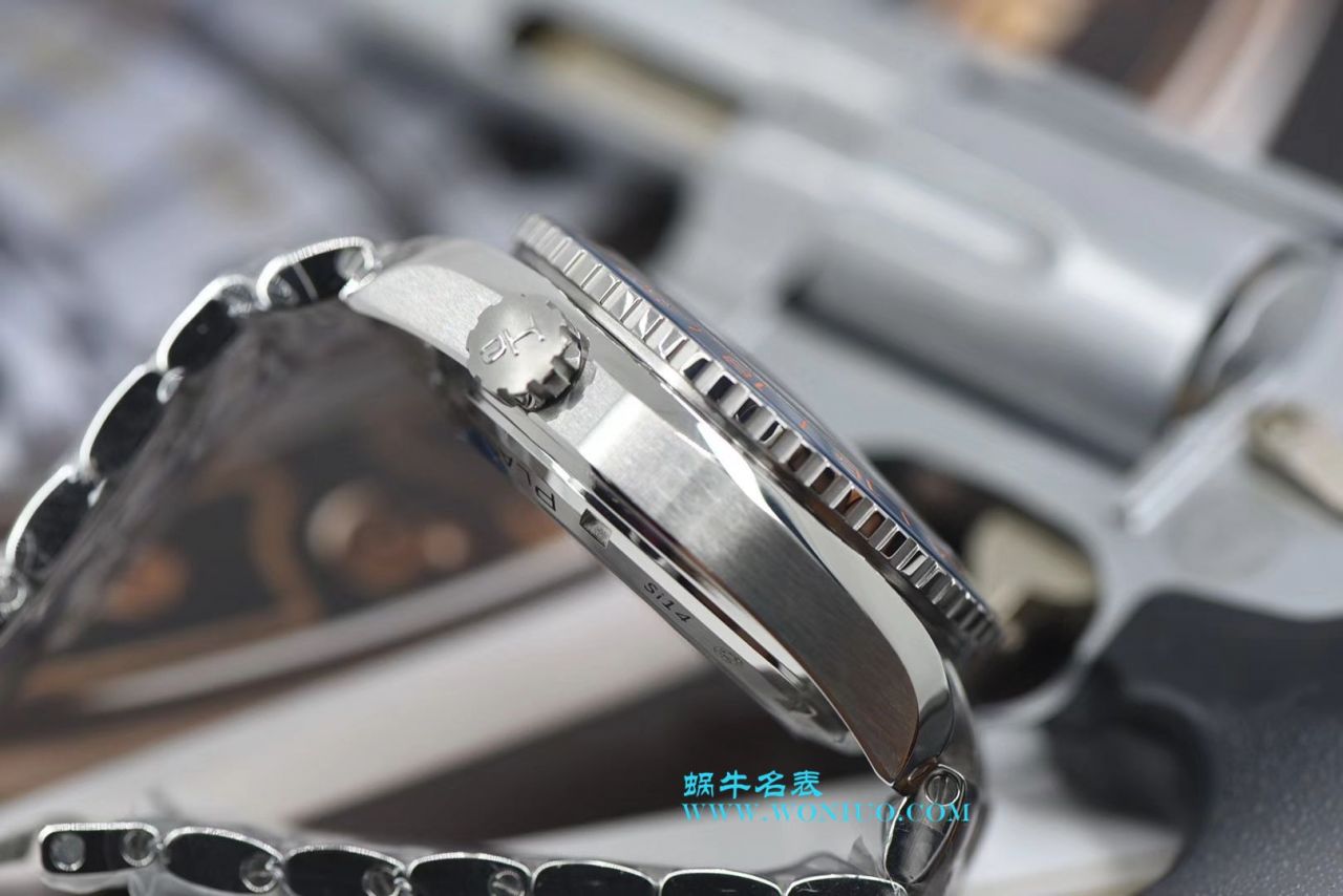   VS  欧米茄海马海洋宇宙600米系列GMT 232.30.44.22.03.001腕表 / M356