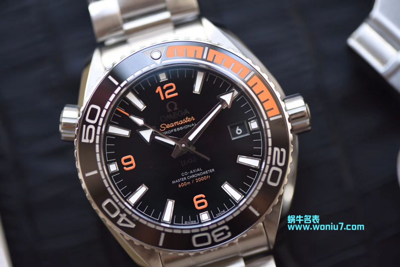   VS  欧米茄海洋宇宙600米215.30.44.21.01.002腕表 / M368