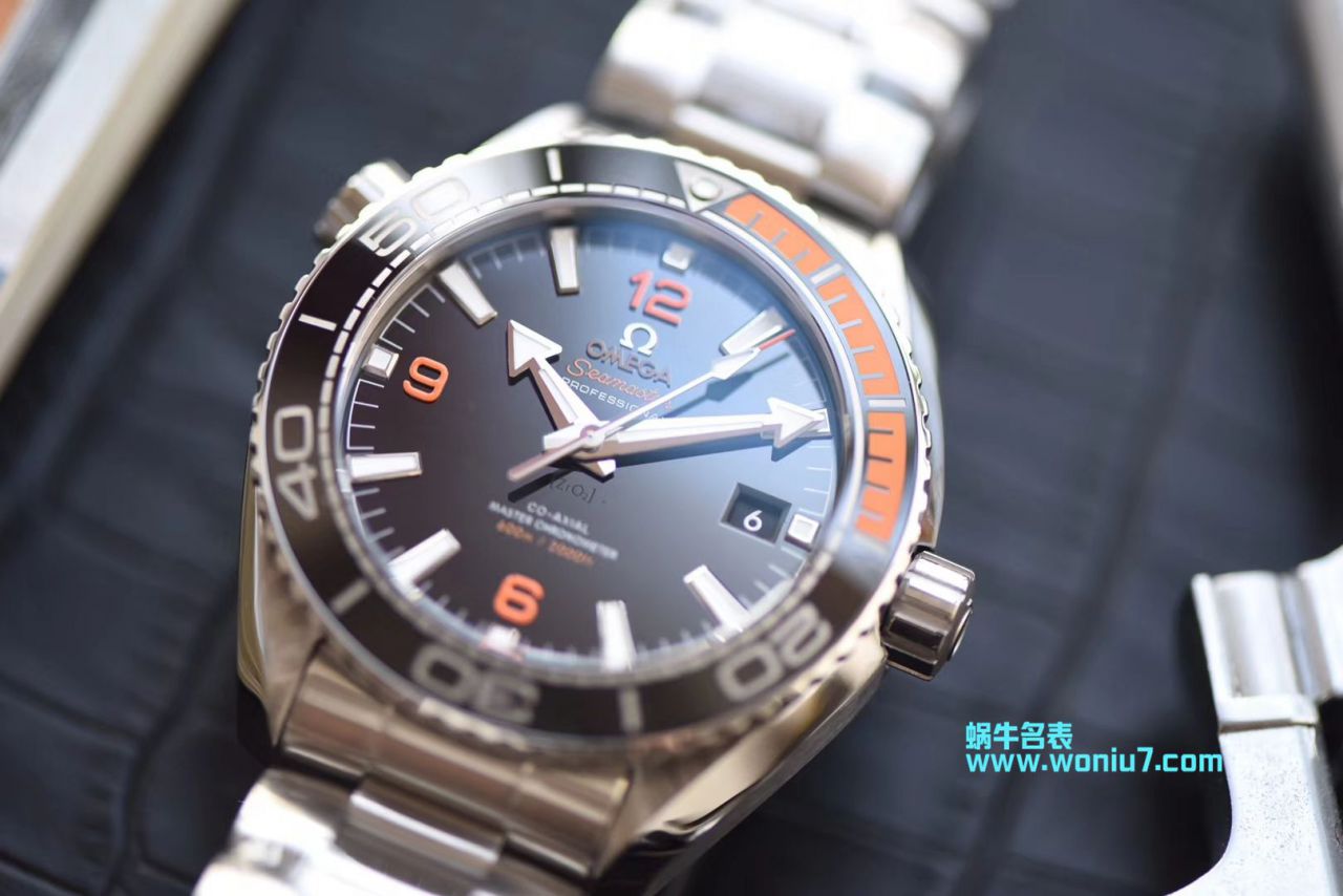   VS  欧米茄海洋宇宙600米215.30.44.21.01.002腕表 / M368