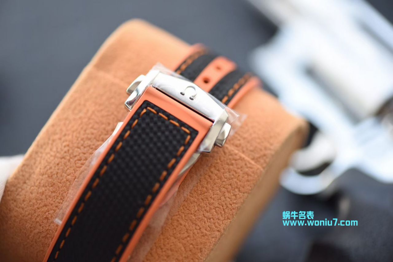   VS  欧米茄海洋宇宙600米215.30.44.21.01.002腕表 / M368