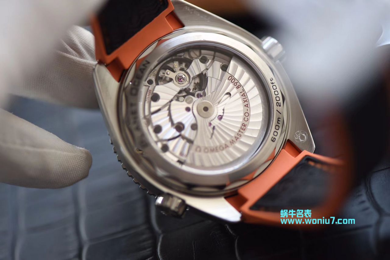   VS  欧米茄海洋宇宙600米215.30.44.21.01.002腕表 / M368