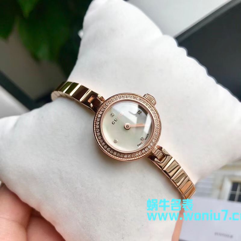   原单女表  古驰硬货，小小个真钻石英女表，整个表圈镶50颗Vs1.0真钻 / GUCCI KK09