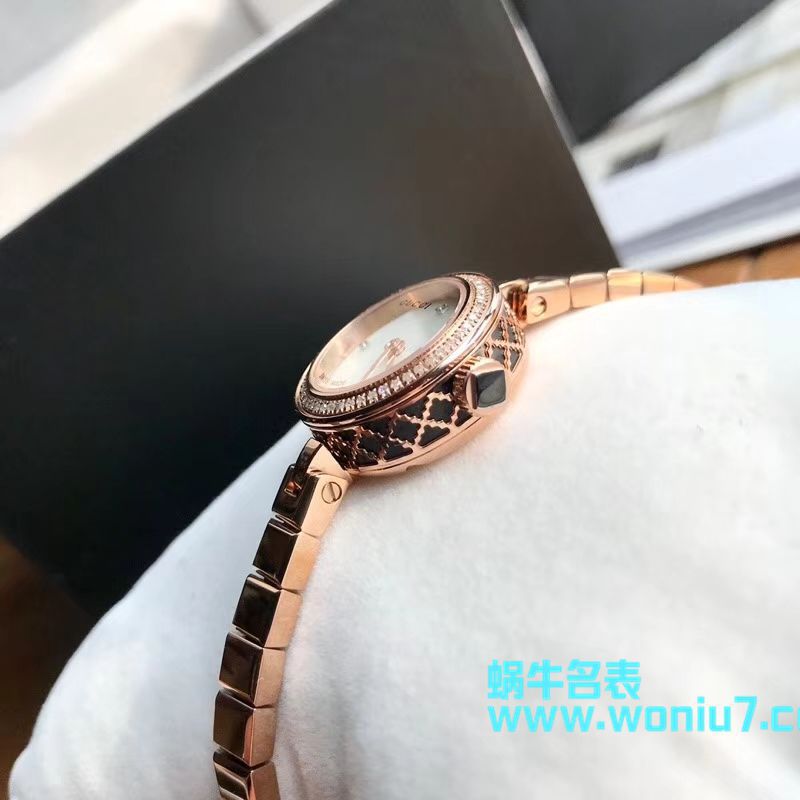   原单女表  古驰硬货，小小个真钻石英女表，整个表圈镶50颗Vs1.0真钻 / GUCCI KK09
