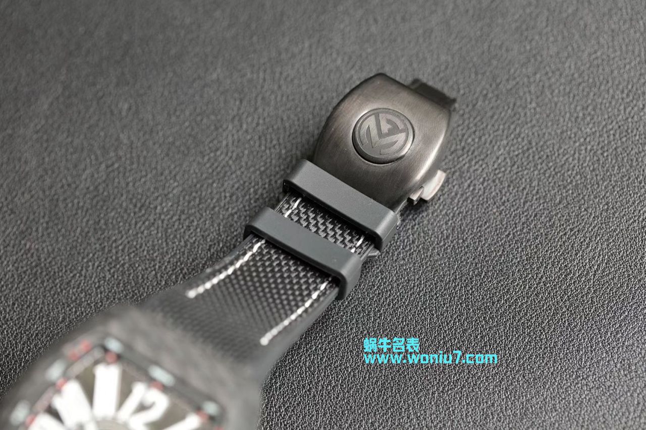 法穆兰FRANCK MULLER再创新作V45在夜幕低垂之时，Vanguard Carbon  fibre 展现充满未来感的外型，令人耳目一新 / FL026