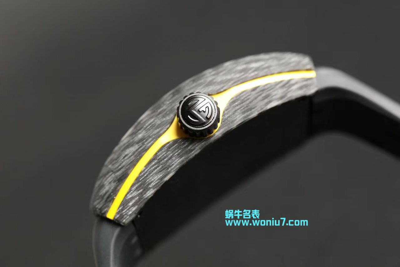 法穆兰FRANCK MULLER再创新作V45在夜幕低垂之时，Vanguard Carbon  fibre 展现充满未来感的外型，令人耳目一新 / FL026