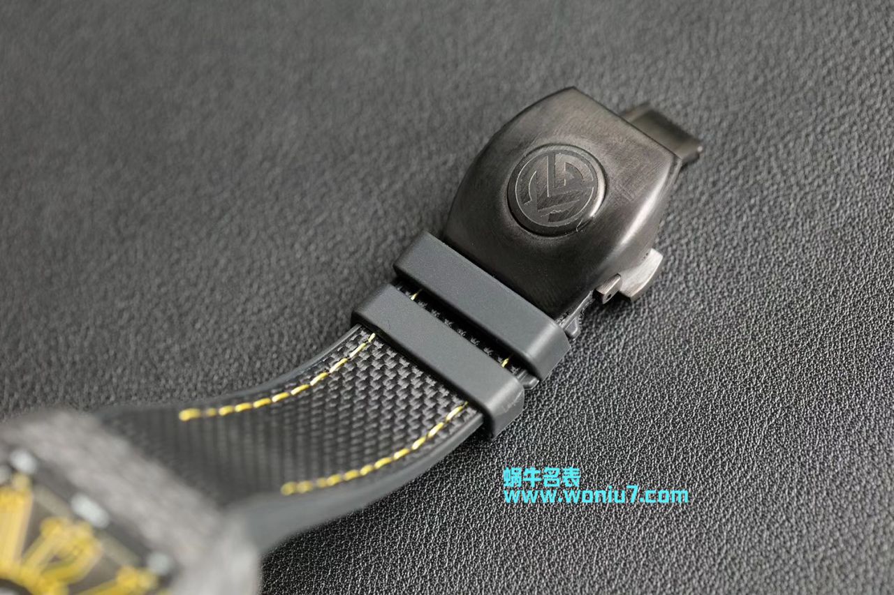 法穆兰FRANCK MULLER再创新作V45在夜幕低垂之时，Vanguard Carbon  fibre 展现充满未来感的外型，令人耳目一新 / FL026