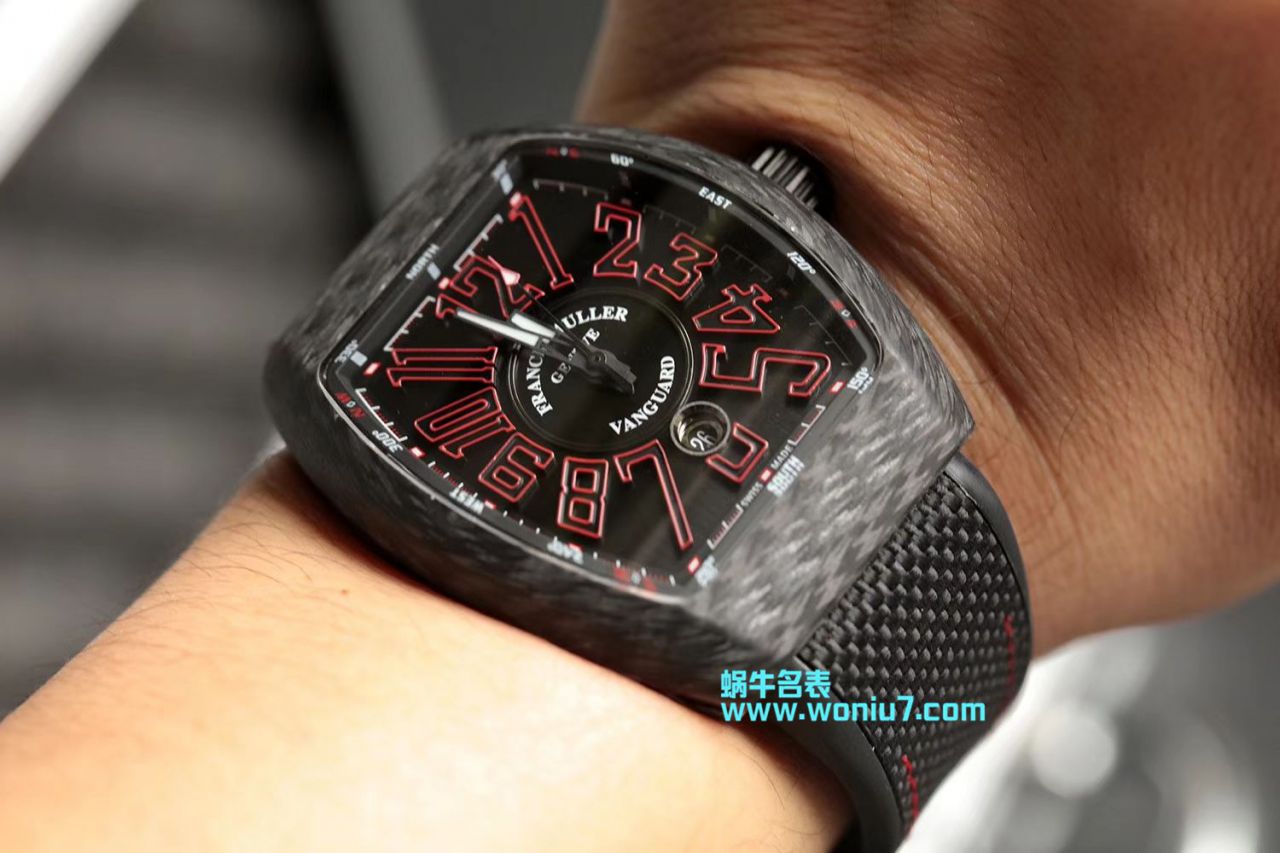 法穆兰FRANCK MULLER再创新作V45在夜幕低垂之时，Vanguard Carbon  fibre 展现充满未来感的外型，令人耳目一新 / FL026