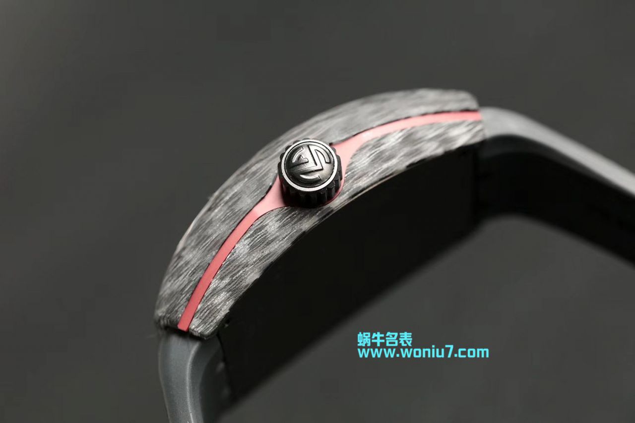法穆兰FRANCK MULLER再创新作V45在夜幕低垂之时，Vanguard Carbon  fibre 展现充满未来感的外型，令人耳目一新 / FL026