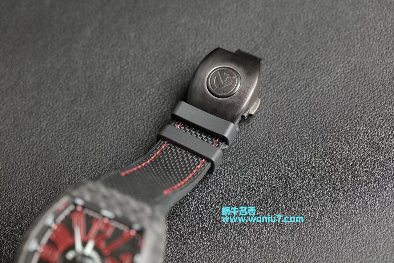 法穆兰FRANCK MULLER再创新作V45在夜幕低垂之时，Vanguard Carbon  fibre 展现充满未来感的外型，令人耳目一新 / FL026