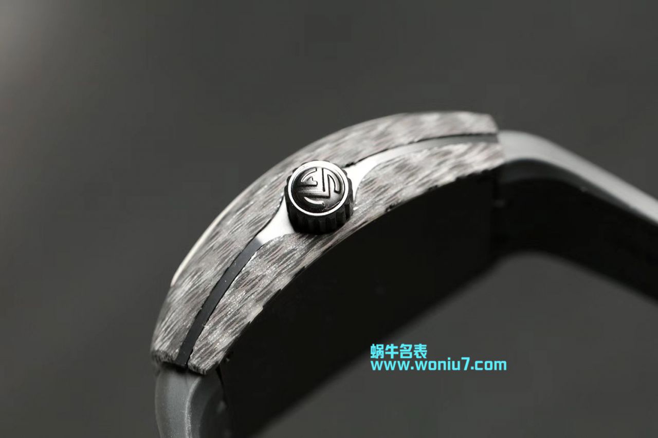 法穆兰FRANCK MULLER再创新作V45在夜幕低垂之时，Vanguard Carbon  fibre 展现充满未来感的外型，令人耳目一新 / FL026