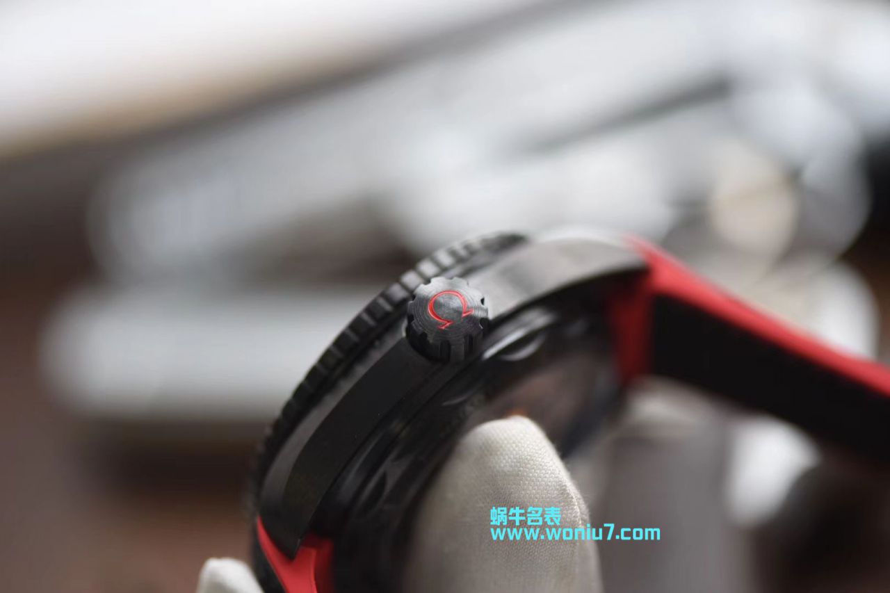   VS  欧米茄海马系列深海之黑215.92.46.22.01.003、215.92.46.22.01.002腕表 / M371