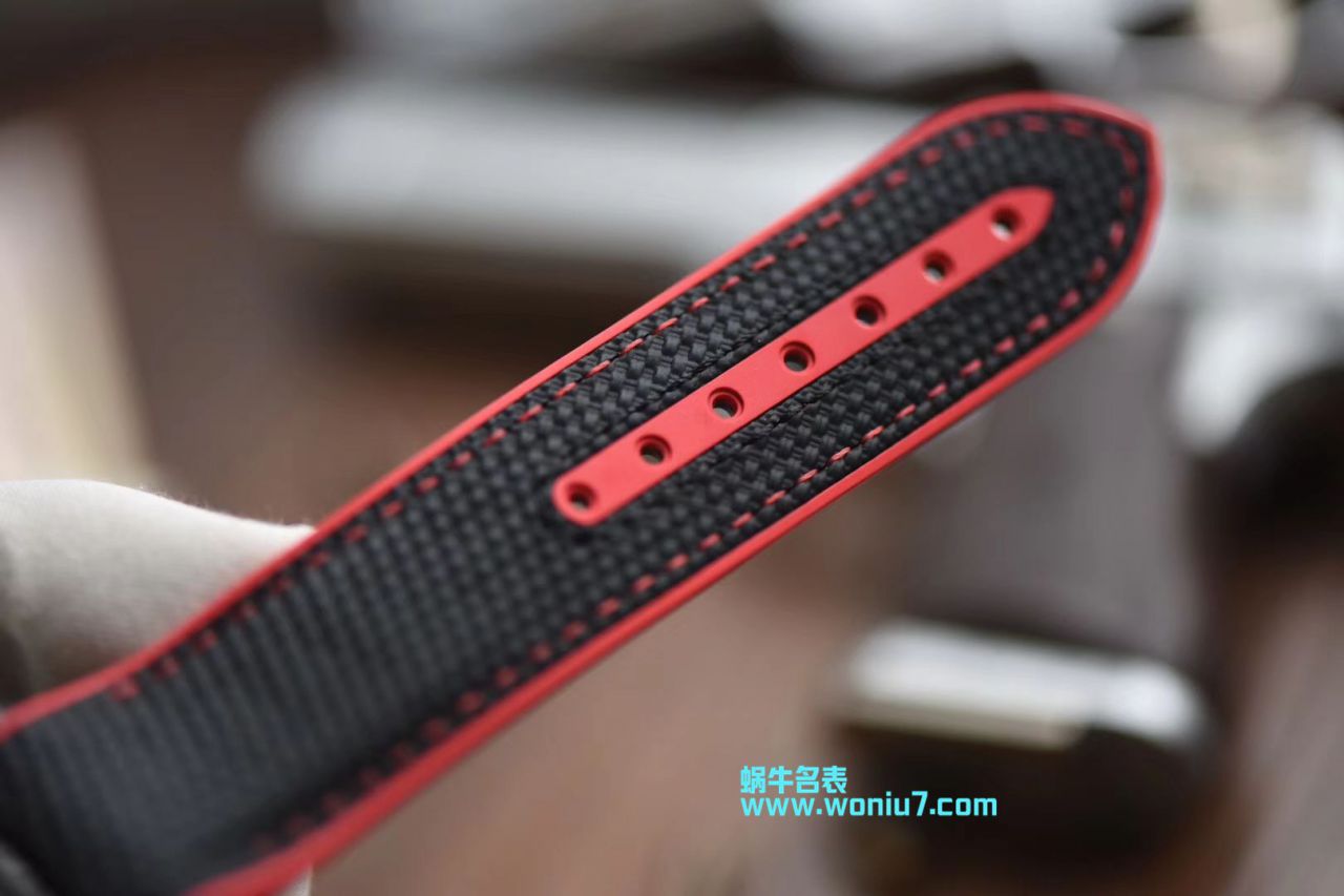   VS  欧米茄海马系列深海之黑215.92.46.22.01.003、215.92.46.22.01.002腕表 / M371