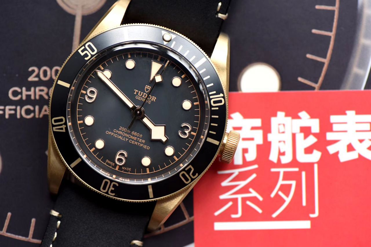 视频评测什么是价格  XF 新品首发贝克汉姆同款最新帝驼碧湾青铜型－小铜盾M79250BA-0001腕表 / FK03