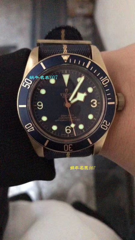 视频评测什么是价格  XF 新品首发贝克汉姆同款最新帝驼碧湾青铜型－小铜盾M79250BA-0001腕表 / FK03