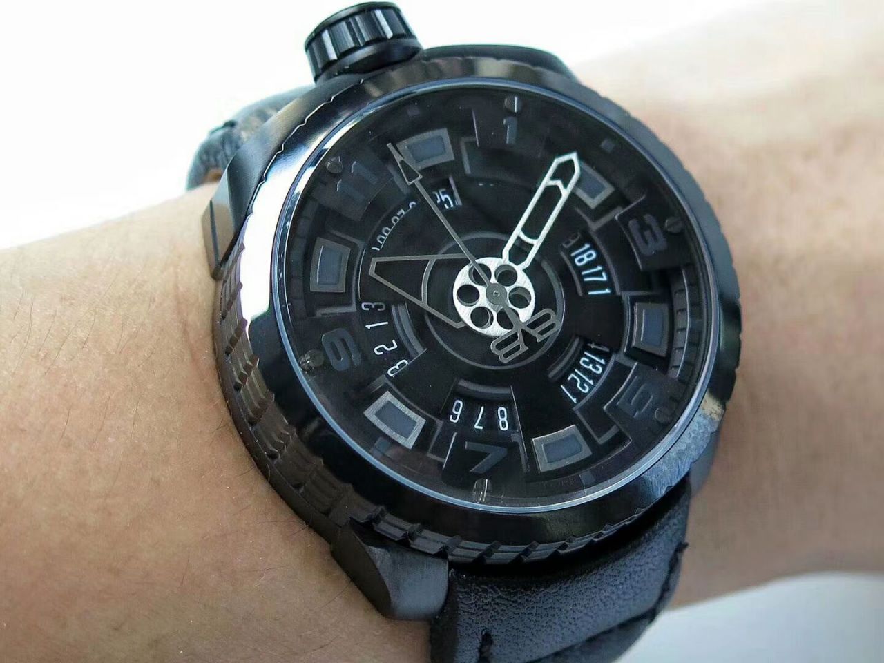 BB FACTORY 巧思之作  一表两用 奇思妙构  BBF出品BOMBERG BOLD系列腕表劲酷登场， / BB002