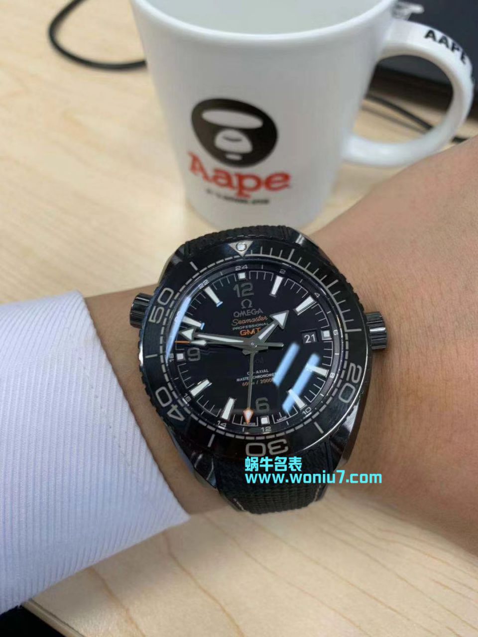   VS  欧米茄海马系列深海之黑215.92.46.22.01.003、215.92.46.22.01.002腕表 / M371