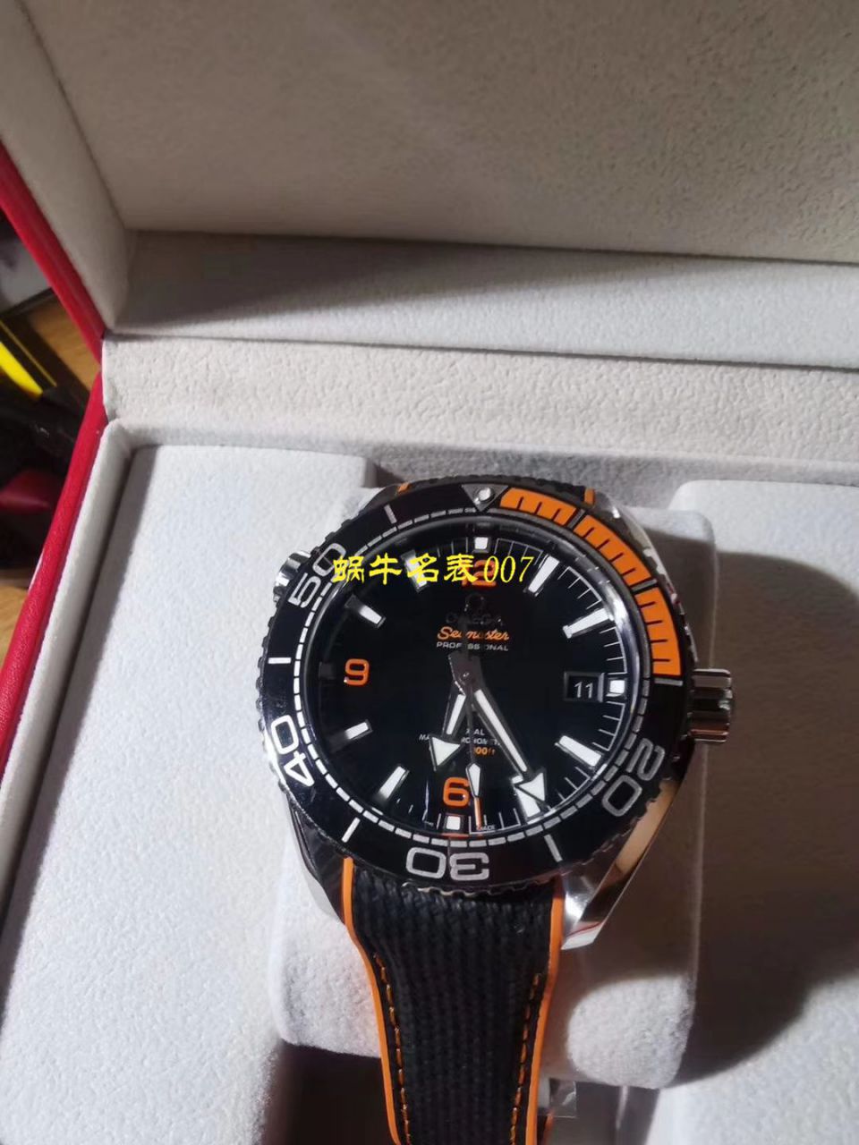   VS  欧米茄海洋宇宙600米215.30.44.21.01.002腕表 / M368