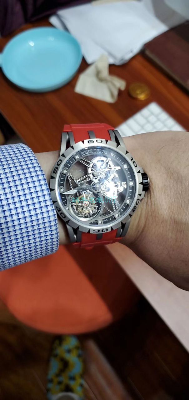 视频评测BBR厂官网陀飞轮罗杰杜彼Roger Dubuis王者RDDBEX0479红面表带腕表 / LJ067