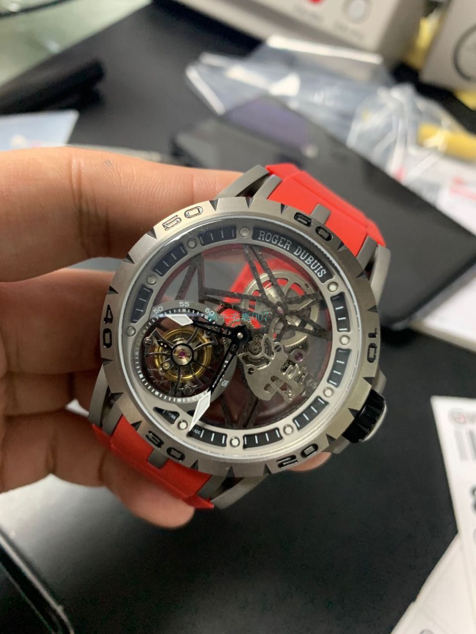 视频评测BBR厂官网陀飞轮罗杰杜彼Roger Dubuis王者RDDBEX0479红面表带腕表 / LJ067