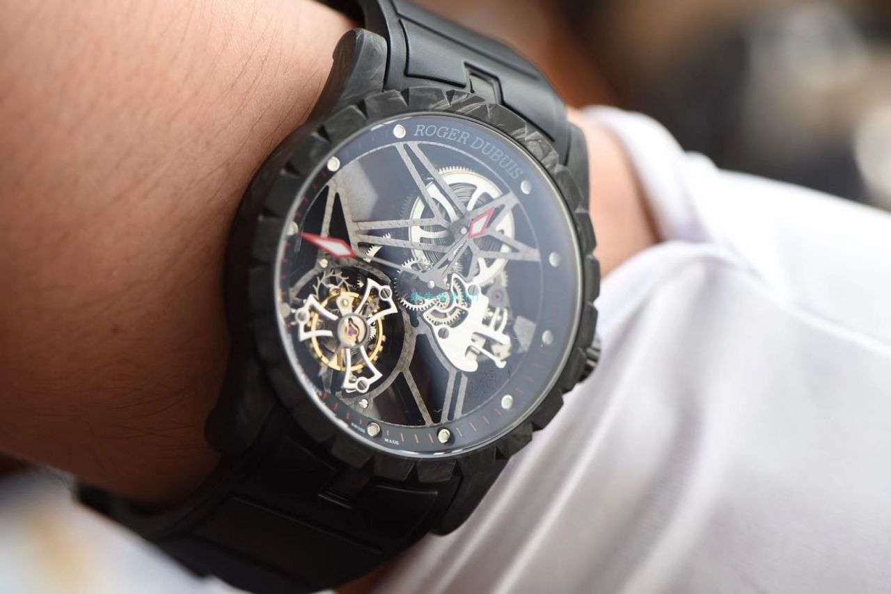 BBR厂罗杰杜彼Roger Dubuis王者系列碳纤维陀飞轮DBEX0577腕表 / LJ092