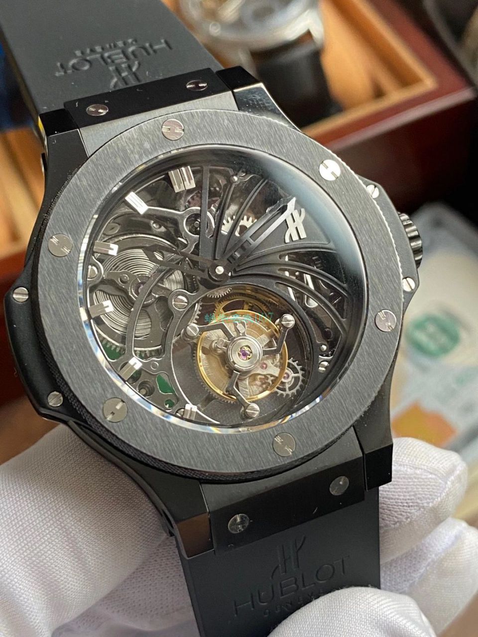 视频评测最靠谱的商家  宇舶陀飞轮304.TX.1170.LR 不同版本对比视频 / YB112