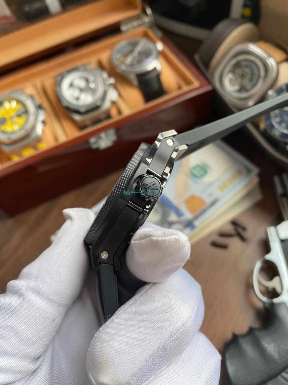 视频评测最靠谱的商家  宇舶陀飞轮304.TX.1170.LR 不同版本对比视频 / YB112