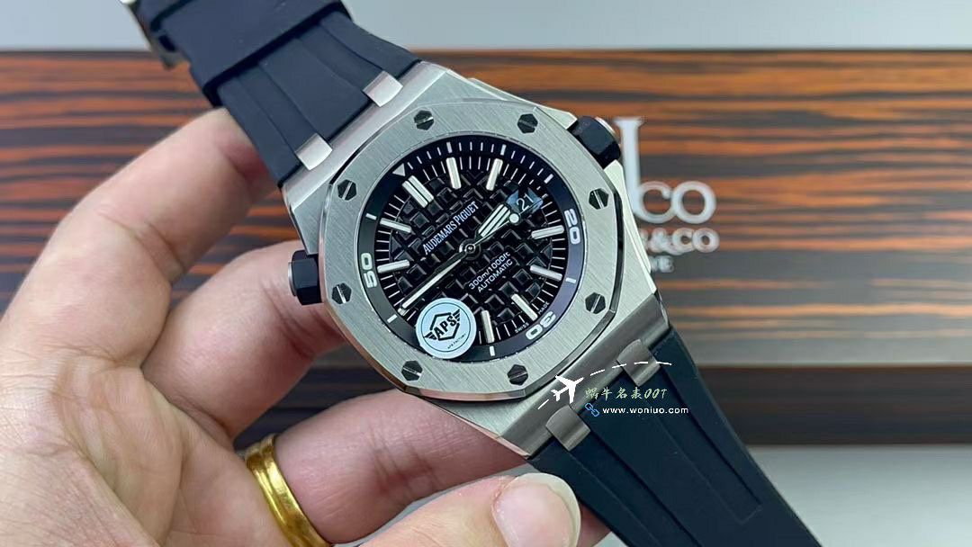 APS爱彼皇家橡树离岸型系列15703ST.OO.D002CA.01腕表 / AP272