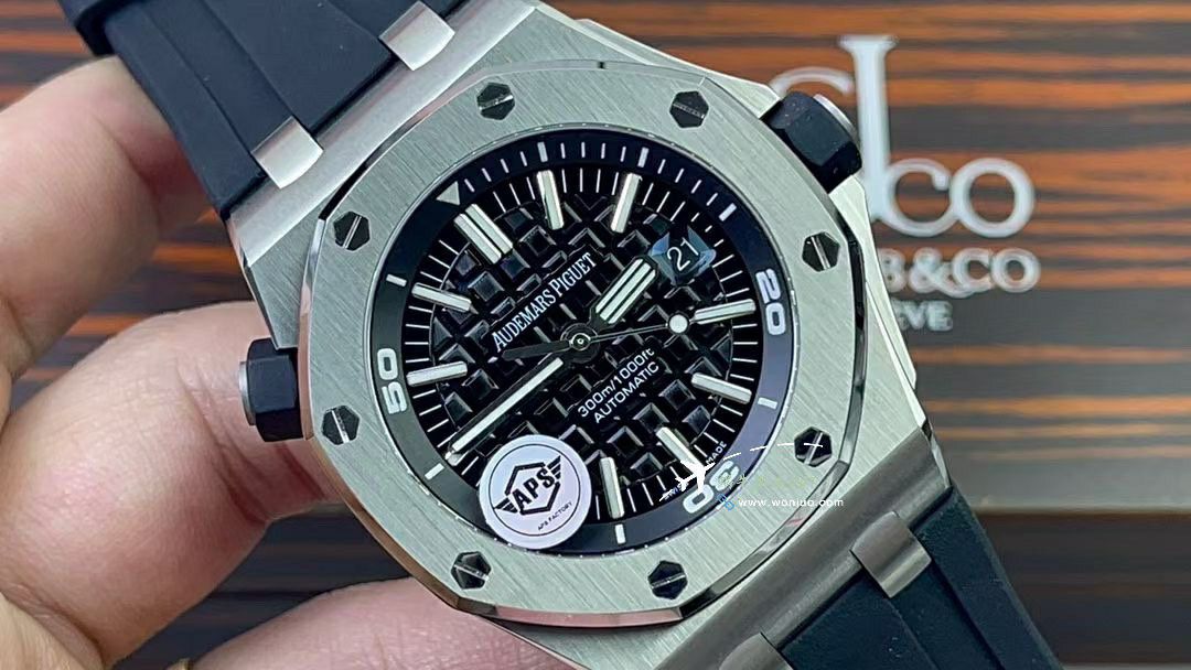 APS爱彼皇家橡树离岸型系列15703ST.OO.D002CA.01腕表 / AP272