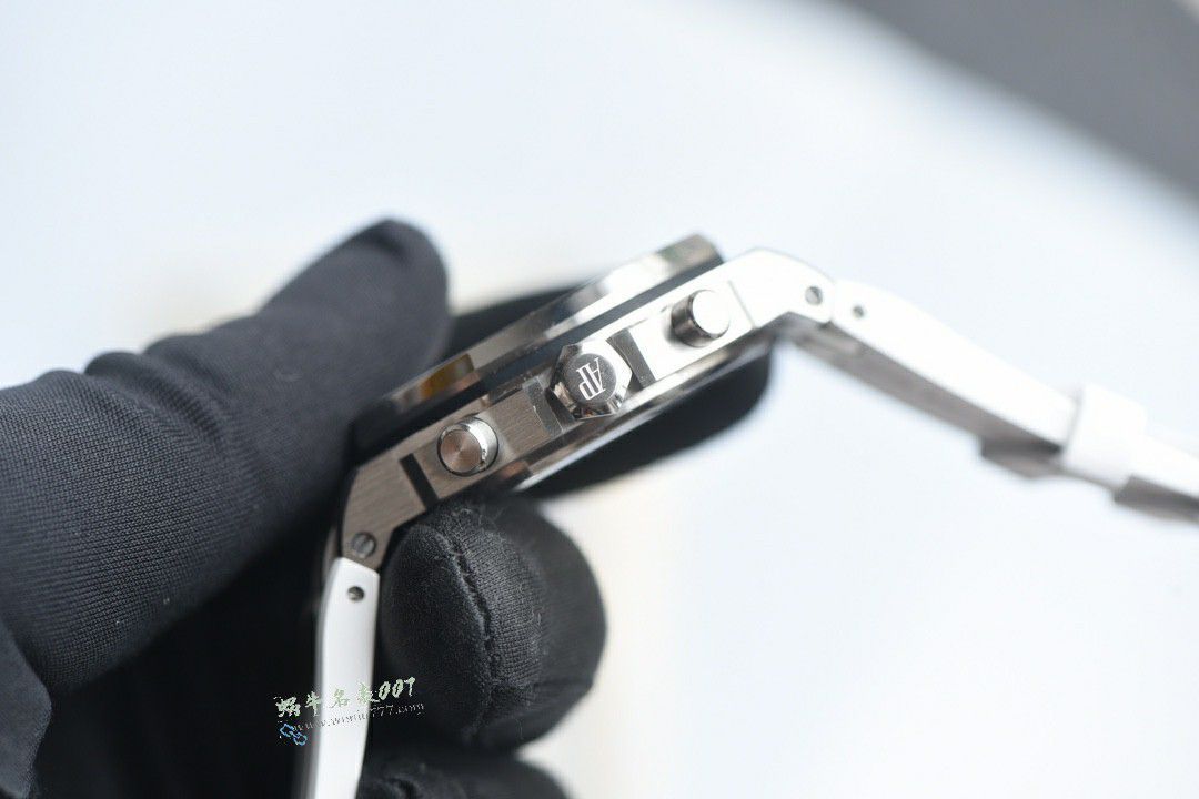 DUCK 爱彼皇家橡树离岸型26231ST.ZZ.D010CA.01腕表 / AP301