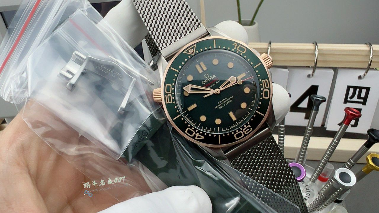VS欧米茄青铜金绿面007无暇赴死海马300超级210.90.42.20.10.001腕表 / VS827