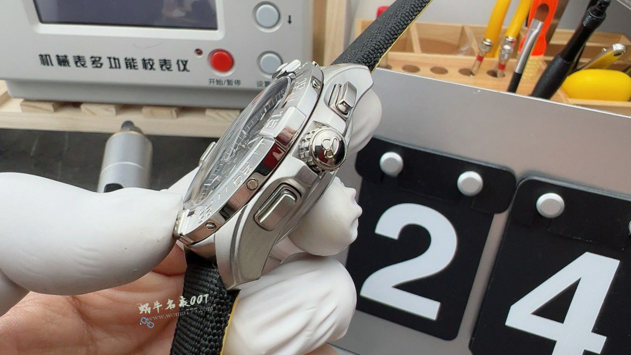 BLS百年灵复仇者AB01821A1B1X2腕表 / BL216